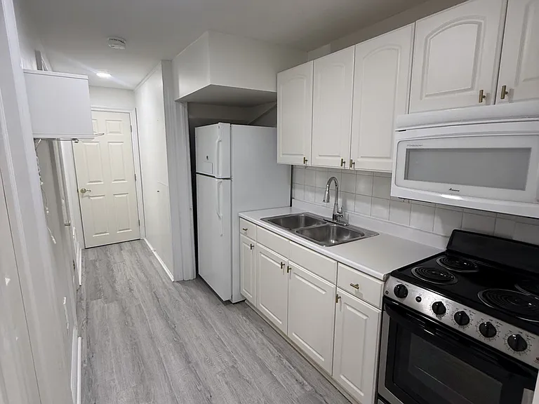 105A Gough Ave #LOWER — Photo 4