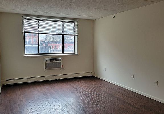 5th image of 210 E 118th St APT 501