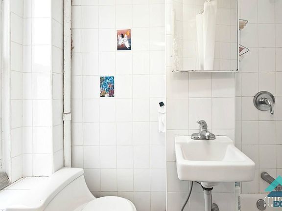 4th image of 124 Mott St APT 17