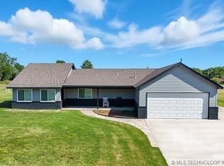 17065 Honeysuckle Ln, Claremore, OK 74019