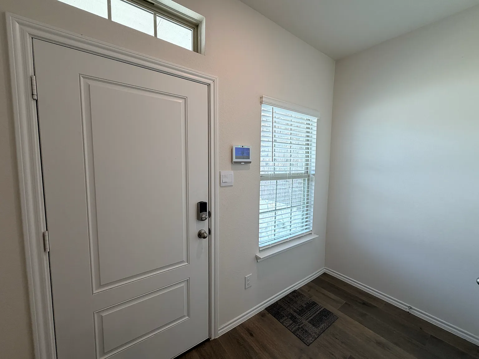 4 bed, 2.5 bath, 2129 sqft, $2,350 — Photo 2