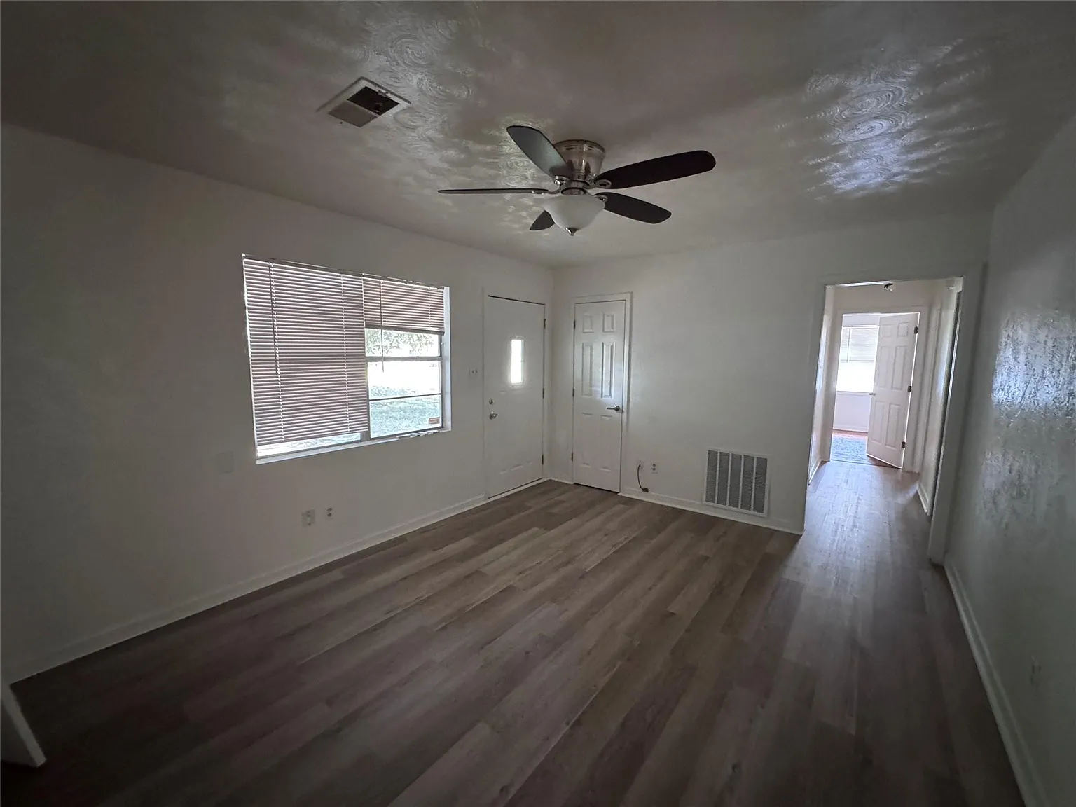 3 bed, 2.0 bath, 1211 sqft, $1,650 — Photo 3