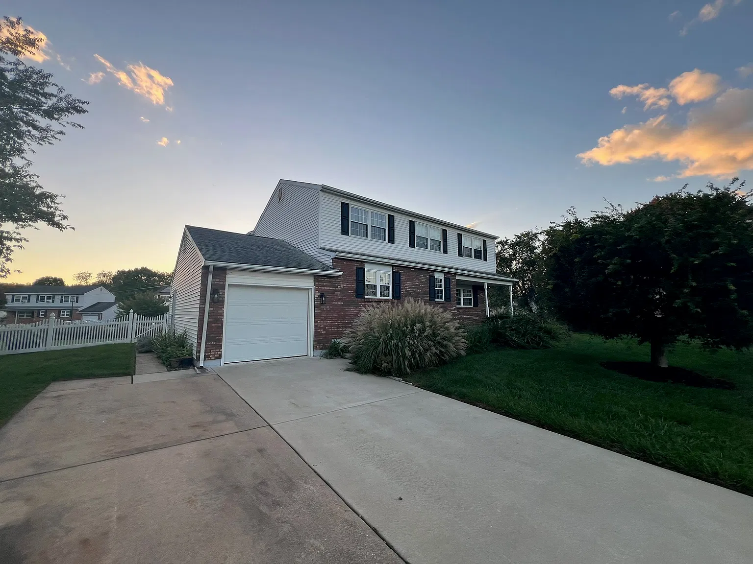 4 bed, 2.5 bath, 2600 sqft, $2,839 — Photo 2