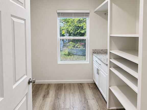 4th image of 124 W 10th Ave