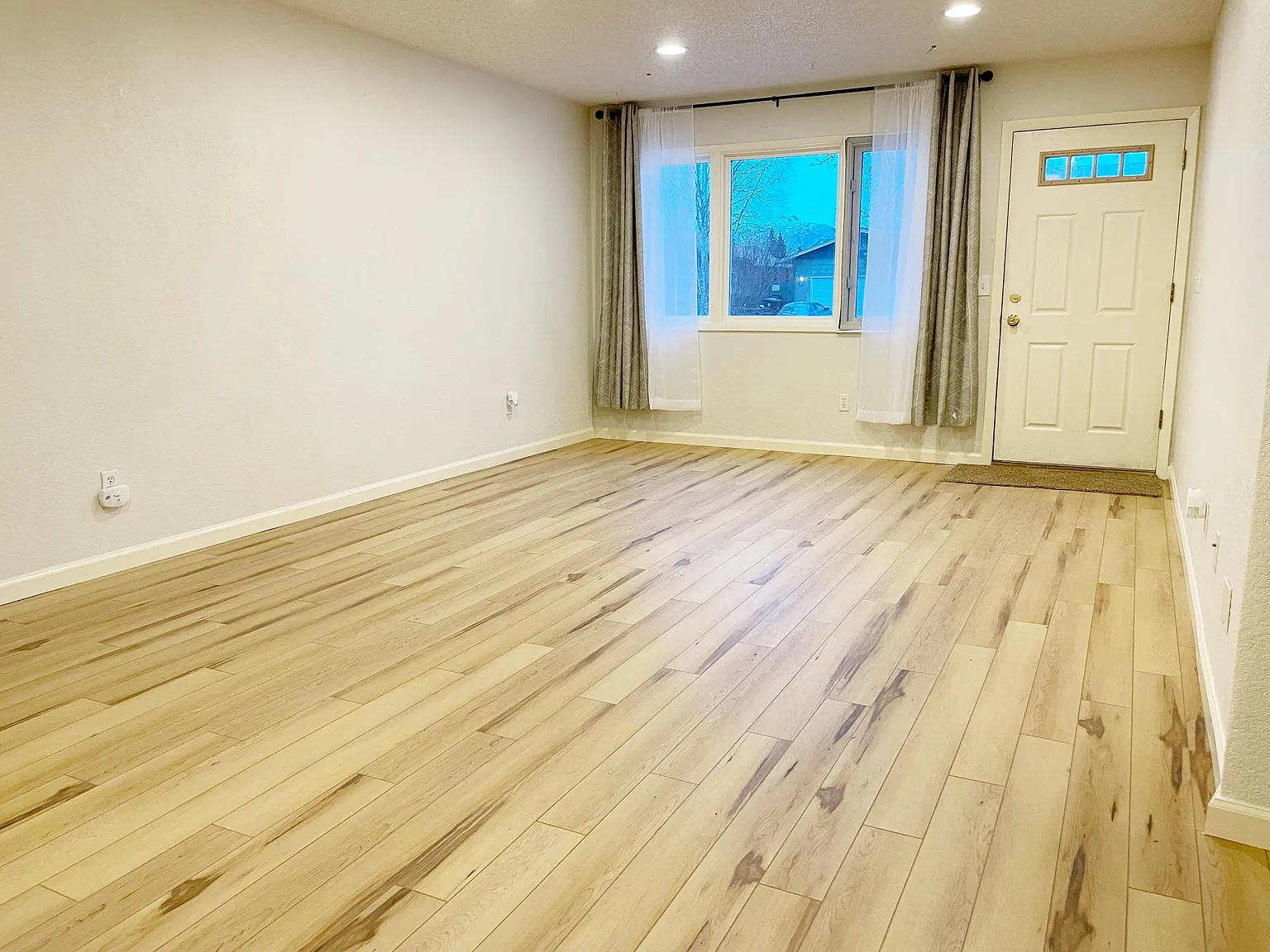 4 bed, 1728 sqft, $2,950 — Photo 3