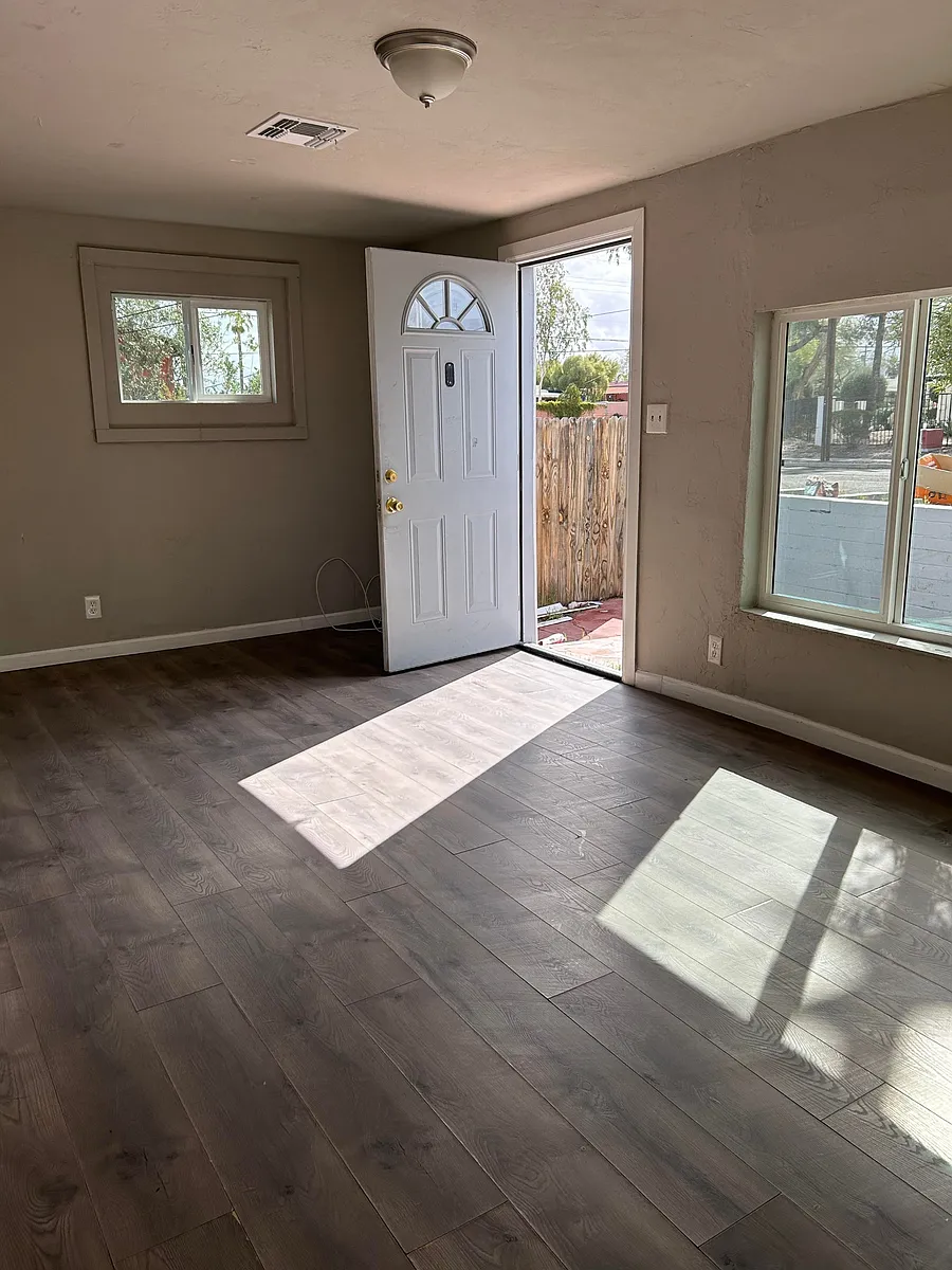 Building Photo - 210 W Blacklidge Dr #1