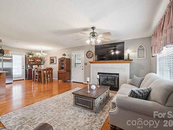 5th image of 284 Blossom Hill Rd