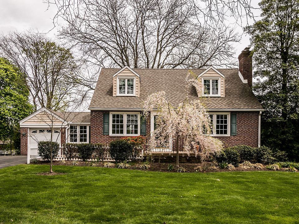 3BD, 2BA Cape w/ excellent curb appeal