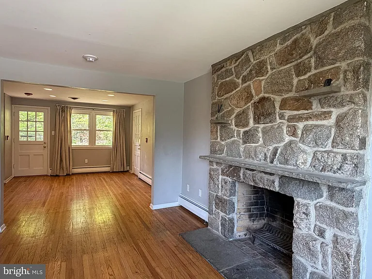 319 Meetinghouse Ln — Photo 6