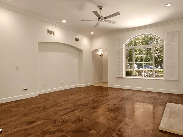 664 S Mansfield Ave — Photo 4