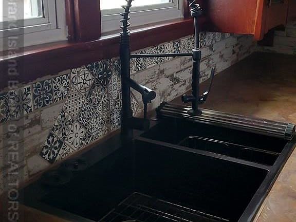 4th image of 511 E Ayres St