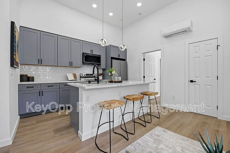 1 bed, 1.5 bath, 572 sqft, $4,100 — Photo 2
