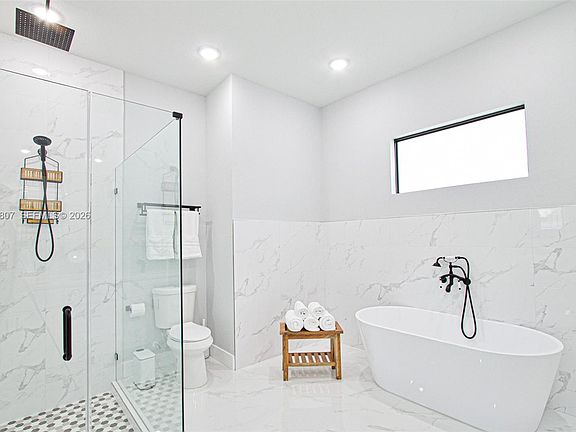 5th image of 836 NE 6th Pl