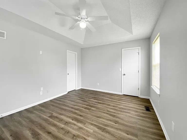 1020 NE Queens Ct — Photo 15