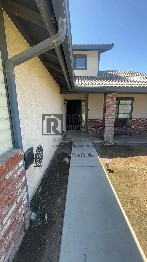 4 bed, 2.0 bath, 1977 sqft, $2,500 — Photo 2