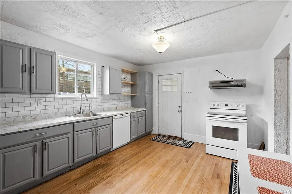 4 bed, 1248 sqft, $2,195 — Photo 3