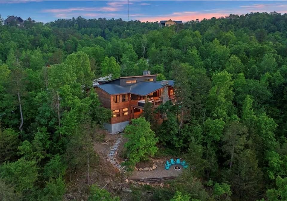 1st image of 262 SW Forest Brook Loop