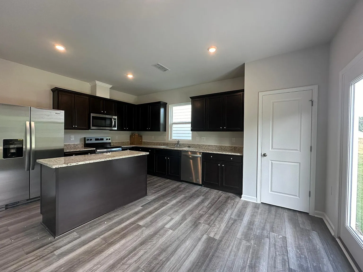 4 bed, 1928 sqft, $2,245 — Photo 3