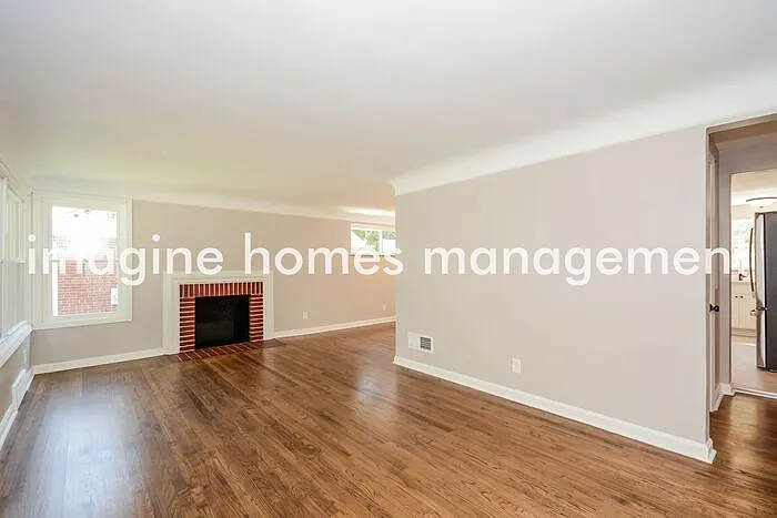 3 bed, 1.0 bath, 1297 sqft, $2,149 — Photo 2