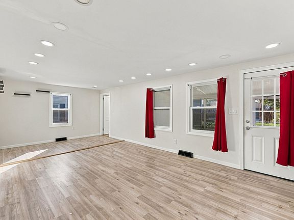 5th image of 196 Clarendon Ave