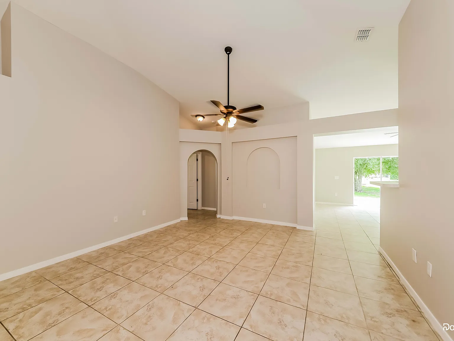 4 bed, 2.0 bath, 1465 sqft, $2,090 — Photo 4