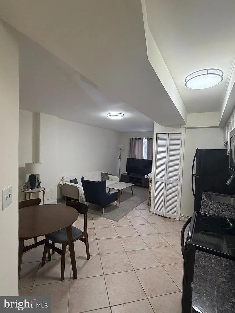 1 bed, 750 sqft, $1,300 — Photo 2