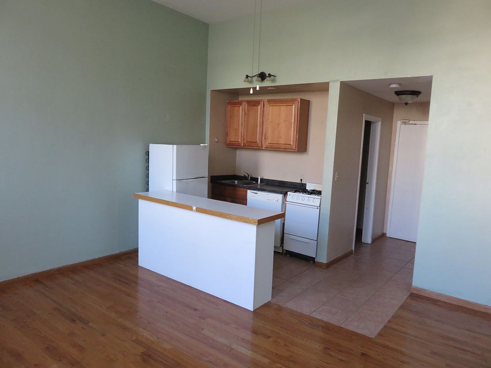 1st image of 1015 Essex St SE APT 103