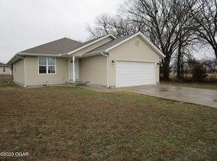 1353 E Airport Dr, Carthage, MO 64836