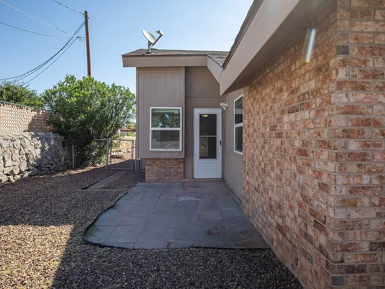 623 Paula Pl — Photo 17