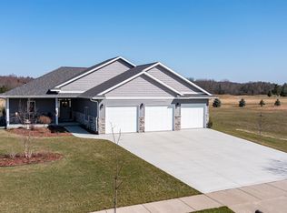 1464 Foxfire Ct, Waupaca, WI 54981