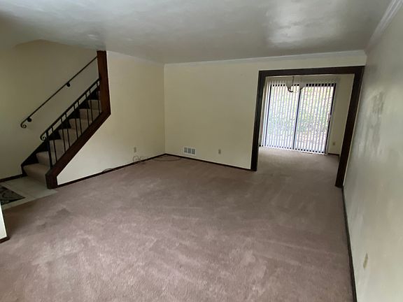 4th image of 142 Parker St