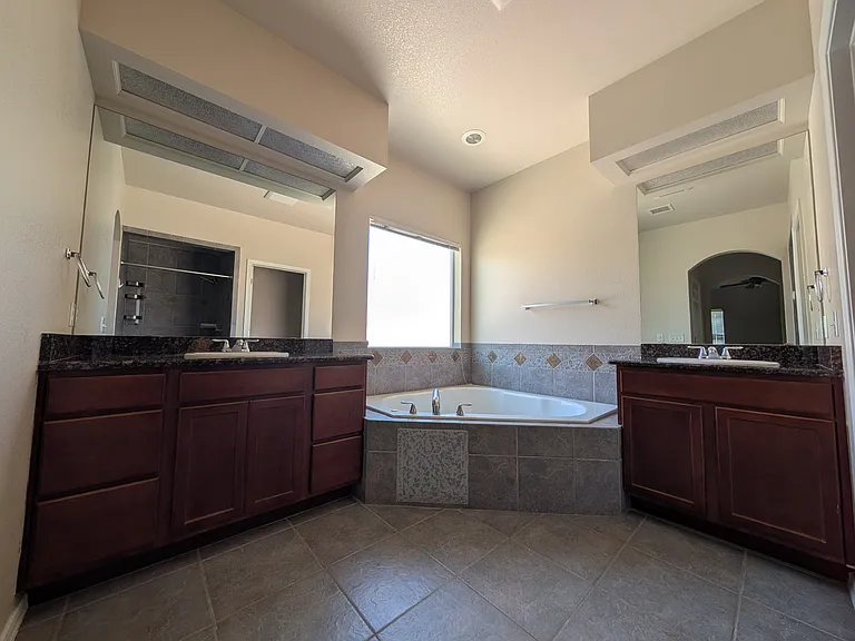 5803 London Dr — Photo 13