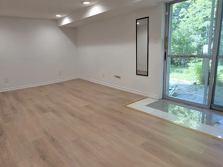 735 Pam Cres #BASEMENT — Photo 1