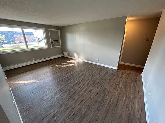 5th image of 443 Lorne St N Unit 2