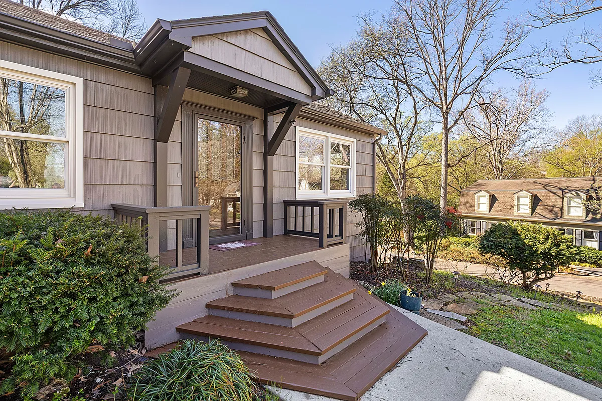 Building Photo - 3622 Hillvale Cir