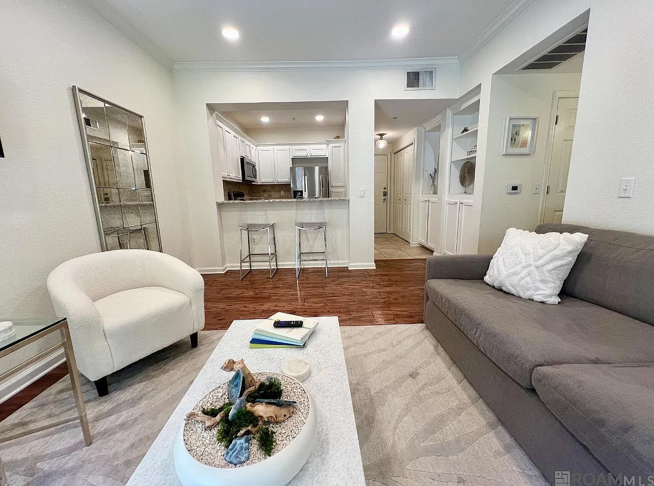 1 bed, 697 sqft, $2,000 — Photo 3