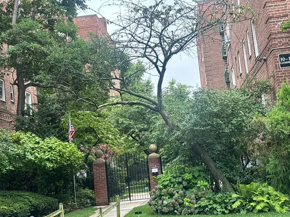 30 Cathedral Ave APT 6C, Hempstead, NY 11550