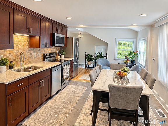 3rd image of 36 Falls Terrace