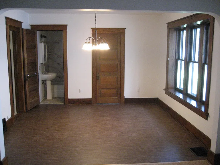 Large dinning room for family get togethers.