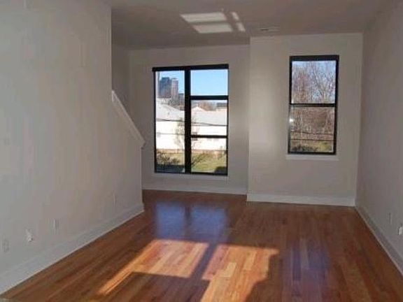 5th image of 518 N McDowell St