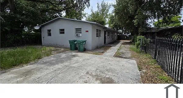 4 bed, $3,200 — Photo 1