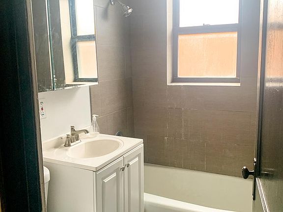 5th image of 1455 W Cornelia Ave #3