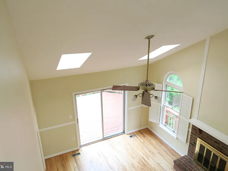 10295 Dunn Meadow Rd — Photo 3