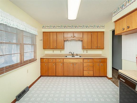4th image of 405 N 10th St