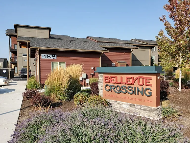 Bellevue Crossing — Photo 23