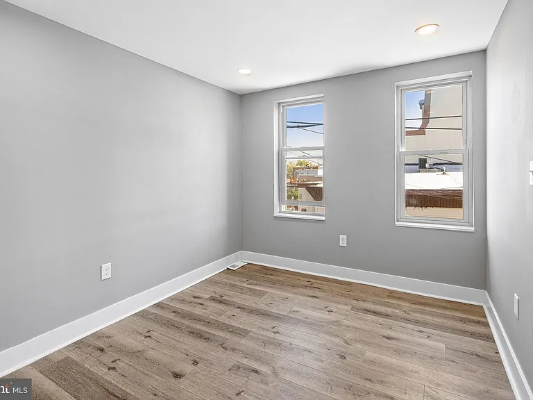 4626 E Thompson St — Photo 15