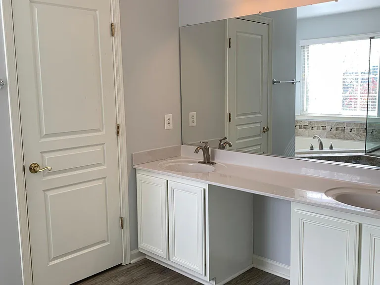 Master Bedroom - En suite Bathroom