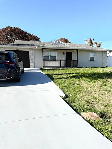 699 NW Riverside Dr Photo 1