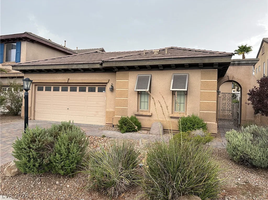 3 bed, 2.0 bath, 1474 sqft, $2,095 — Photo 1