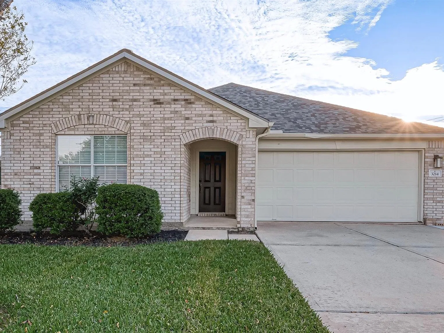 3 bed, 2.0 bath, 1907 sqft, $2,350 — Photo 2